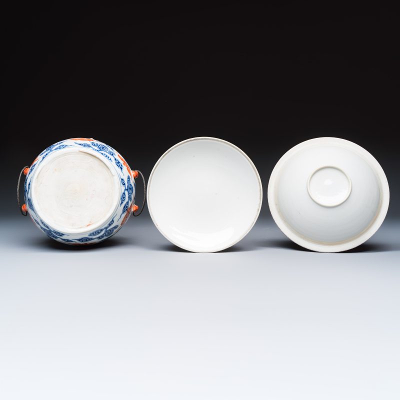 洪福齊天 | A pair of Chinese blue, white and iron-red 'Hong Fu Qi Tian 洪福齊天' warming bowls and covers - 图9