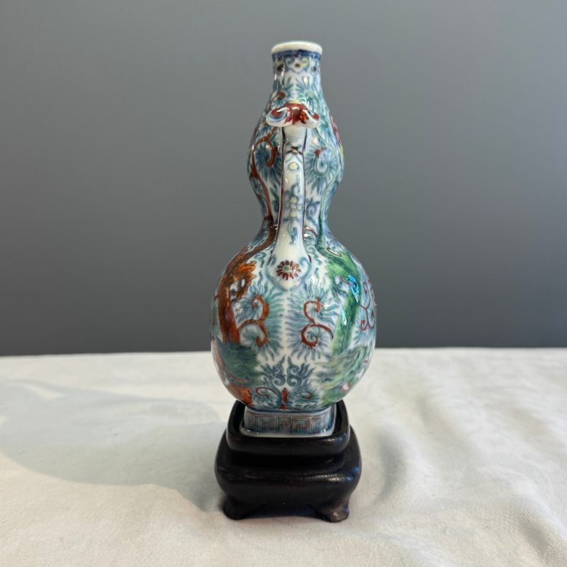 A Chinese doucai double-gourd vase with dragons and ruyi handles - 图11