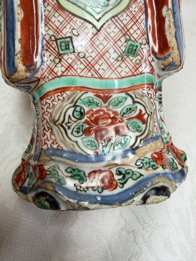 A rare Chinese wucai figure of a dignitary - 图24