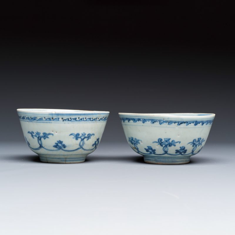 Two Chinese blue and white bowls, a plate, a celadon kendi and a vase - 图3