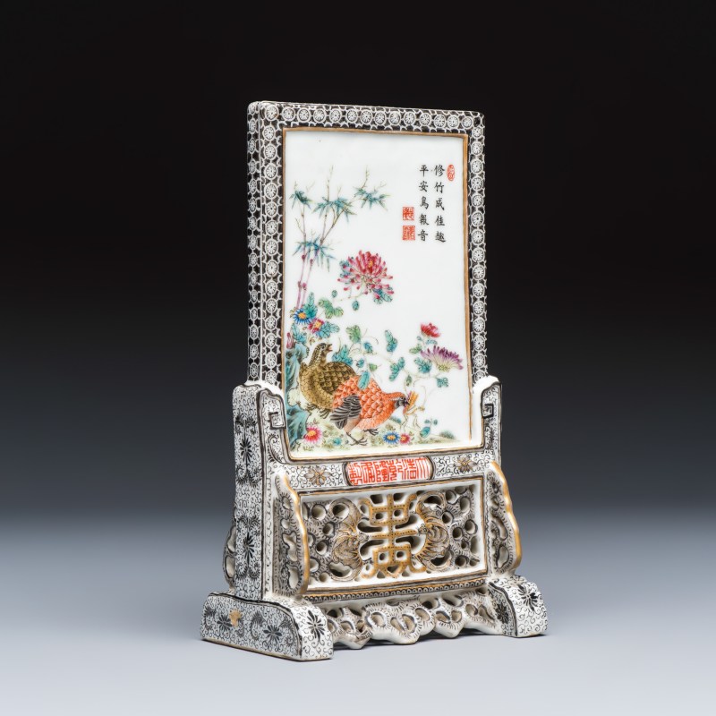 A fine Chinese gilt-grisaille and famille rose table screen - 图1
