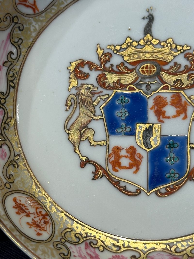 A pair of Chinese famille rose armorial saucers with the arms of Arendsma van Idsinga for the Dutch market - 图7