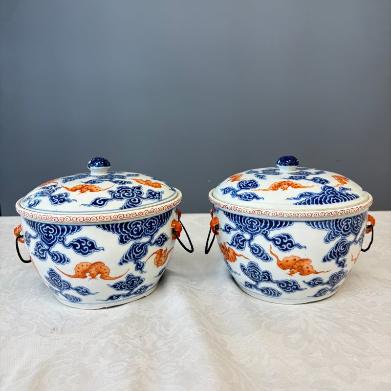 洪福齊天 | A pair of Chinese blue, white and iron-red 'Hong Fu Qi Tian 洪福齊天' warming bowls and covers - 图10