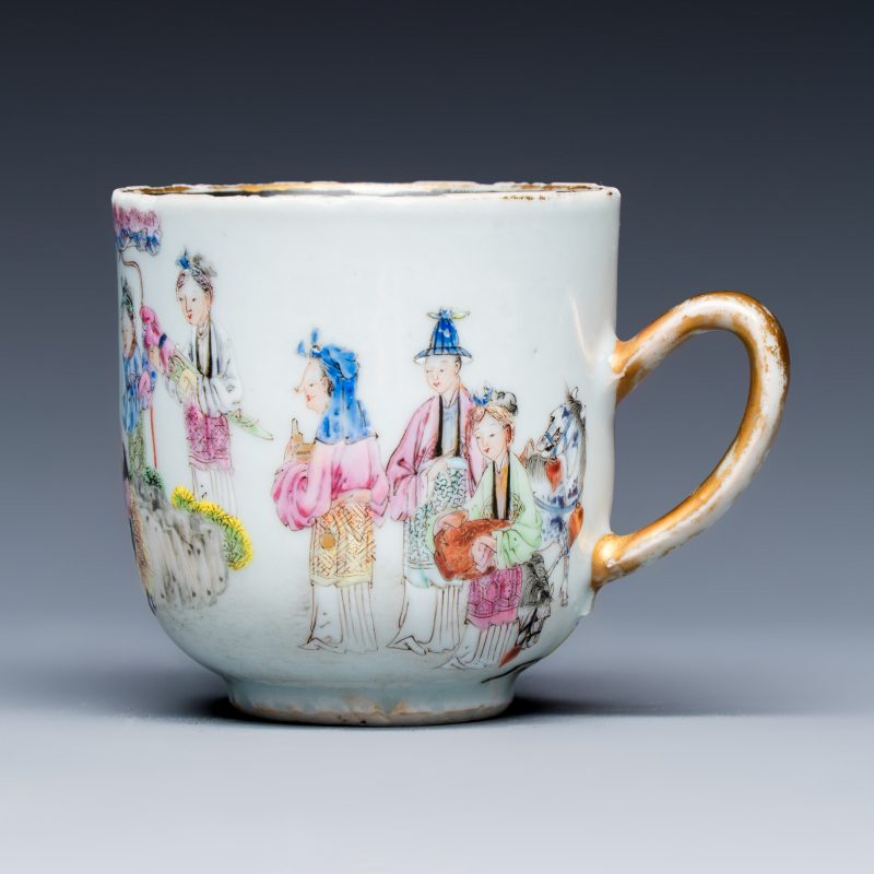 A fine Chinese famille rose cup and saucer with narrative design - 图7