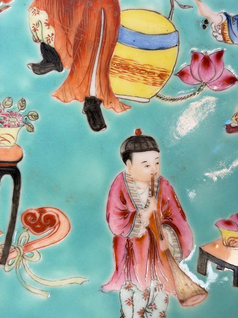 A Chinese famille rose turquoise-ground 'Playing Boys' plate - 图11