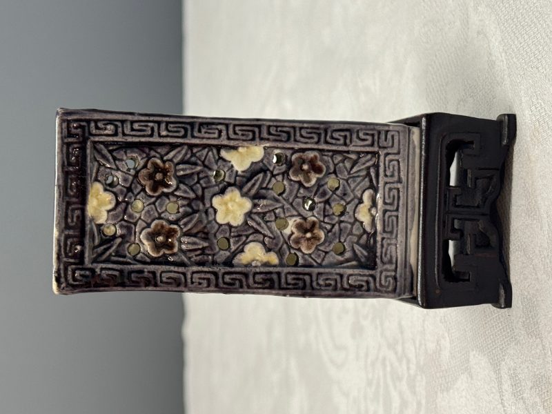 A pair of Chinese aubergine-glazed openworked square brush pots on later wooden stands - 图33