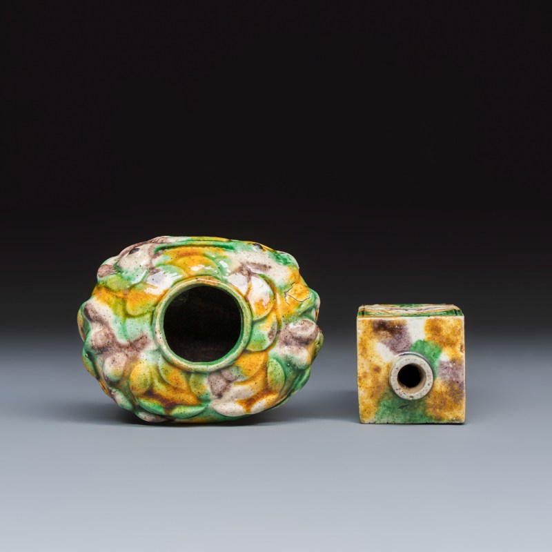 A Chinese famille verte sancai biscuit 'Crab' water pot and a 'Swastika' square bottle on a later wooden stand - 图6