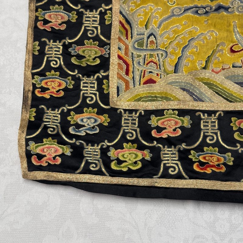萬壽 | A Chinese yellow-ground silk and gold-thread embroidered 'Wan Shou 萬壽' panel - 图4