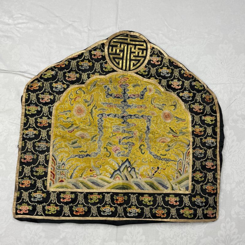 萬壽 | A Chinese yellow-ground silk and gold-thread embroidered 'Wan Shou 萬壽' panel - 图3