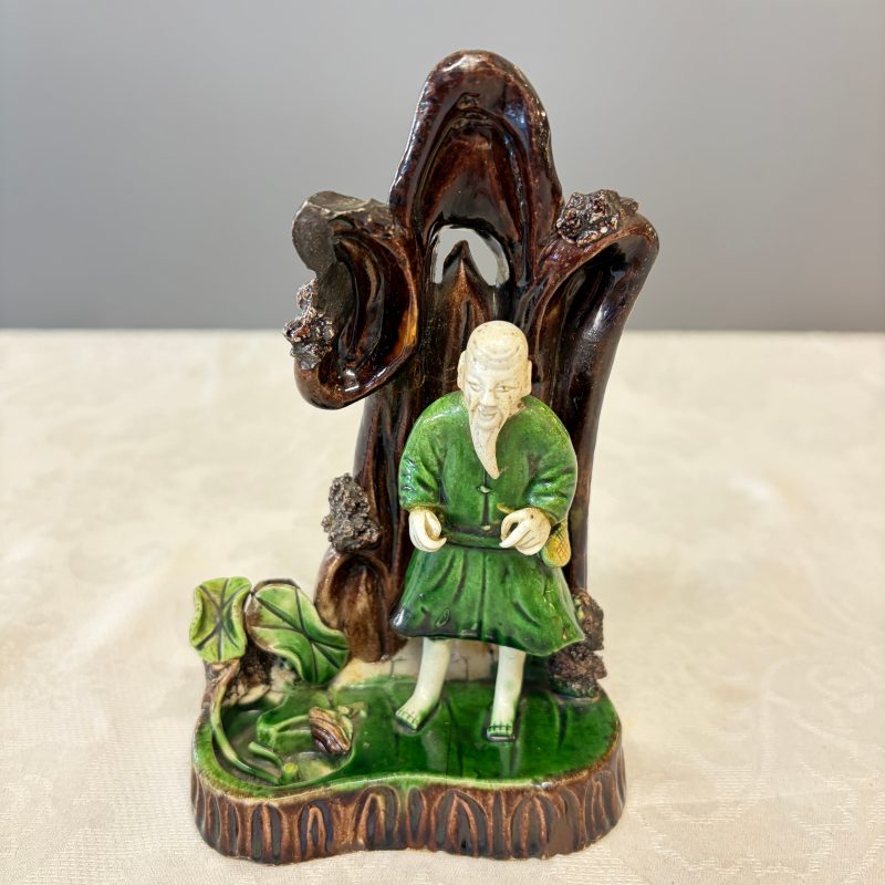 A Chinese aubergine-glazed brush rest and a famille verte sancai biscuit group - 图12