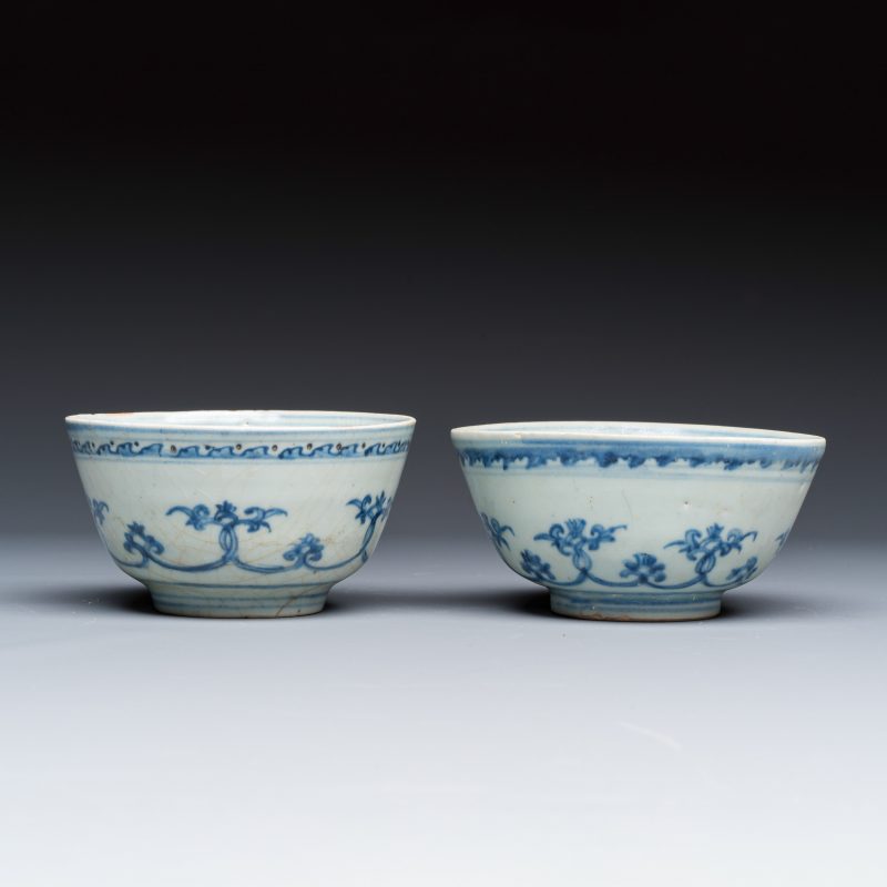 Two Chinese blue and white bowls, a plate, a celadon kendi and a vase - 图4