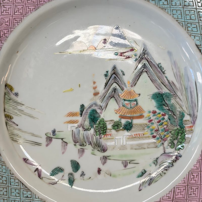 A collection of 13 Chinese famille rose 'Landscape' plates and dishes - 图55