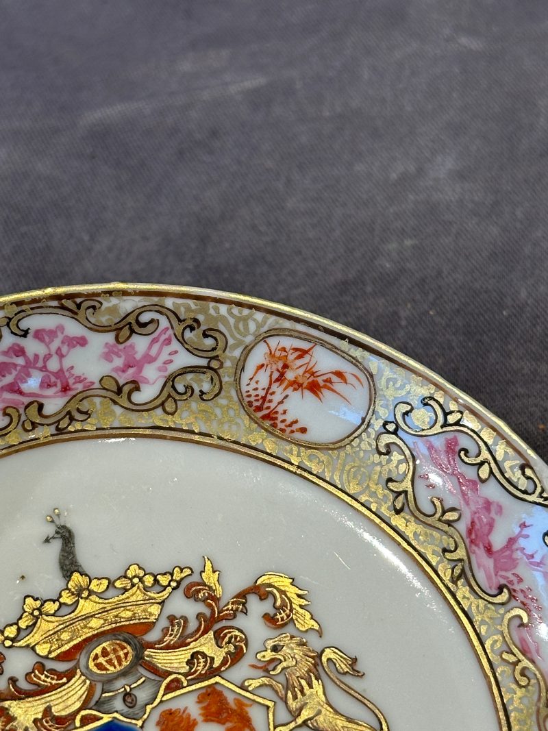A pair of Chinese famille rose armorial saucers with the arms of Arendsma van Idsinga for the Dutch market - 图8