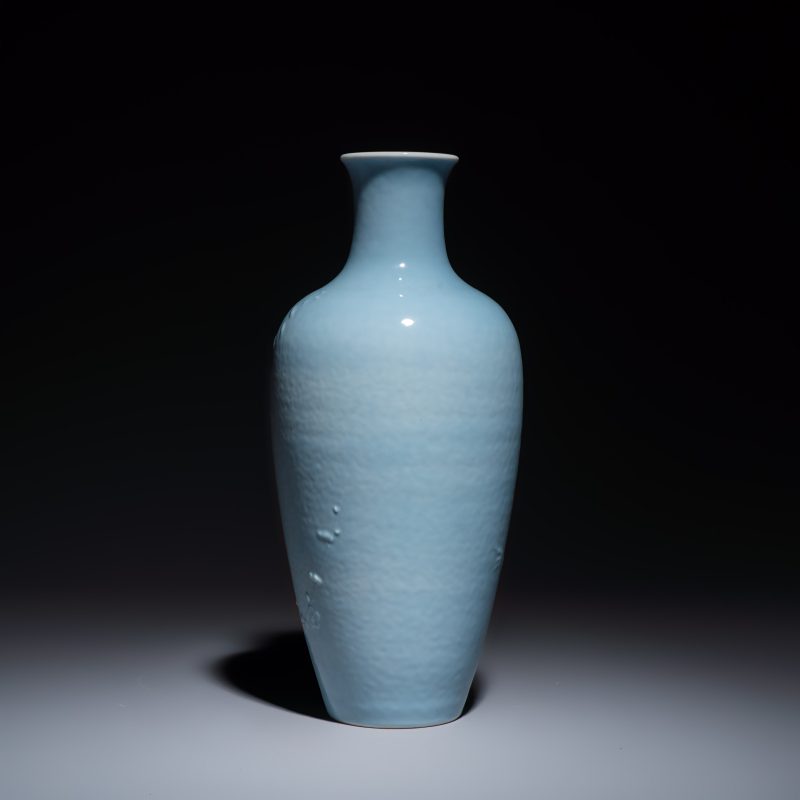 A Chinese claire-de-lune vase with floral relief design - 图4