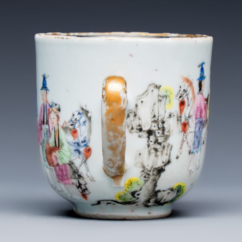 A fine Chinese famille rose cup and saucer with narrative design - 图6