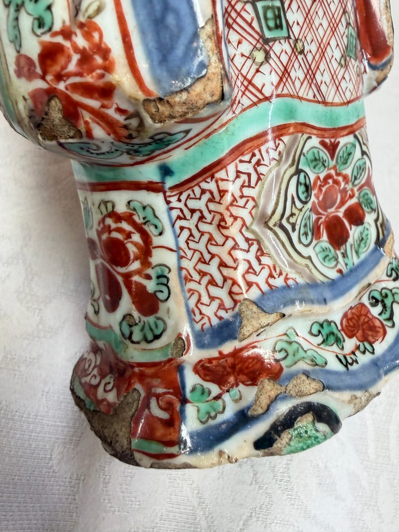 A rare Chinese wucai figure of a dignitary - 图25