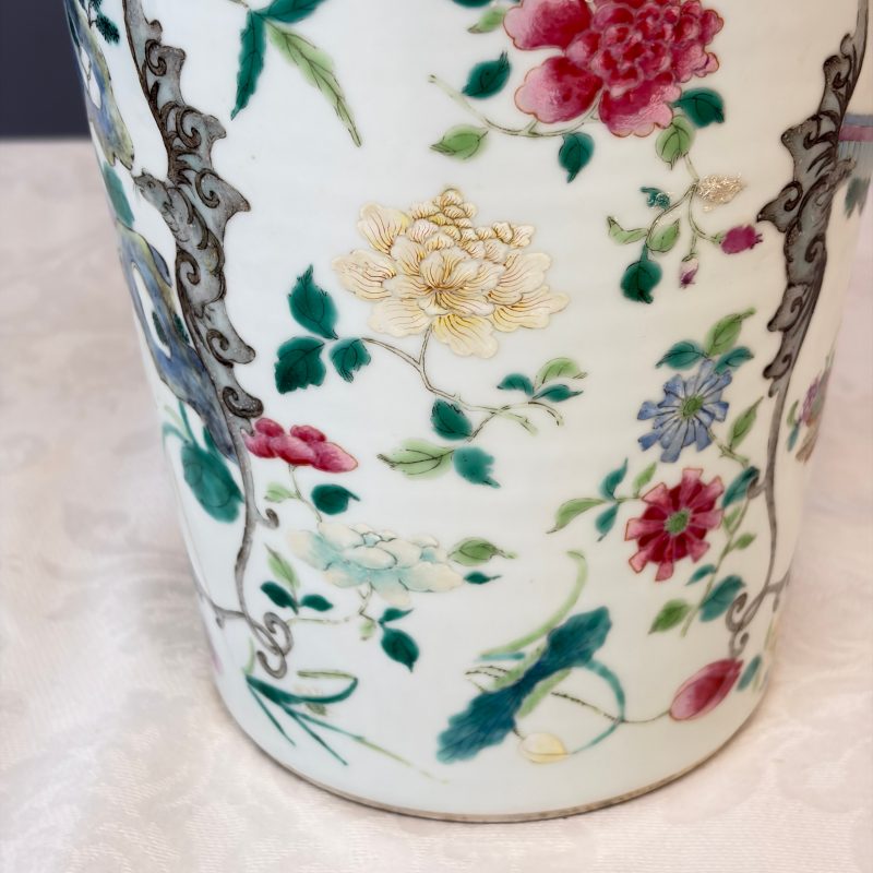 A pair of Chinese famille rose 'Court Lady in a Garden Setting' vases - 图41