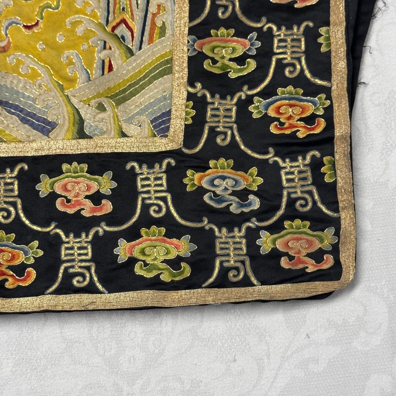 萬壽 | A Chinese yellow-ground silk and gold-thread embroidered 'Wan Shou 萬壽' panel - 图6
