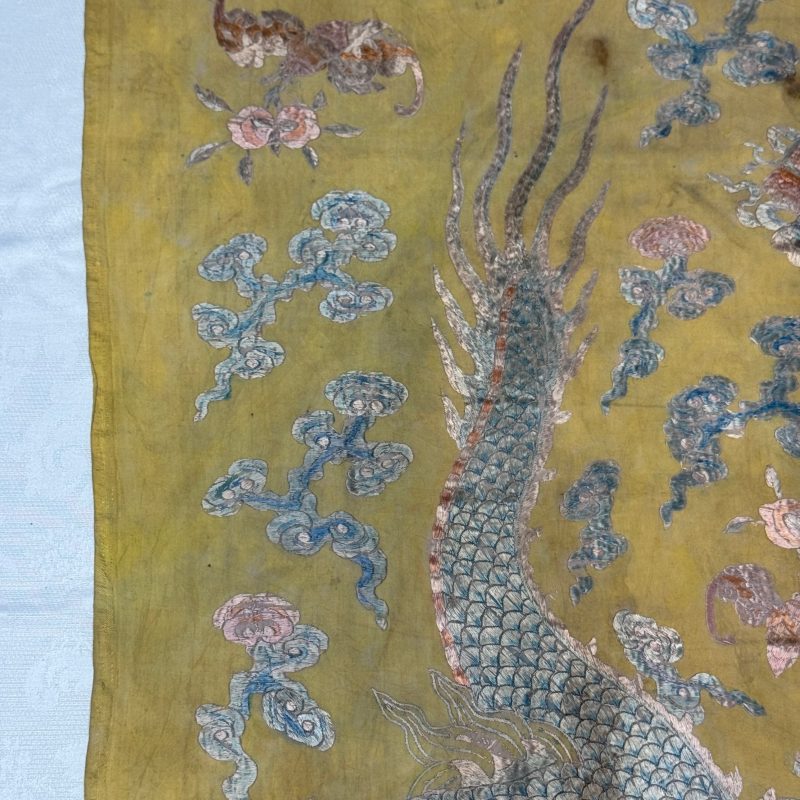 A pair of Chinese yellow-ground embroidered 'Dragons' and 'Phoenixes' panels - 图56