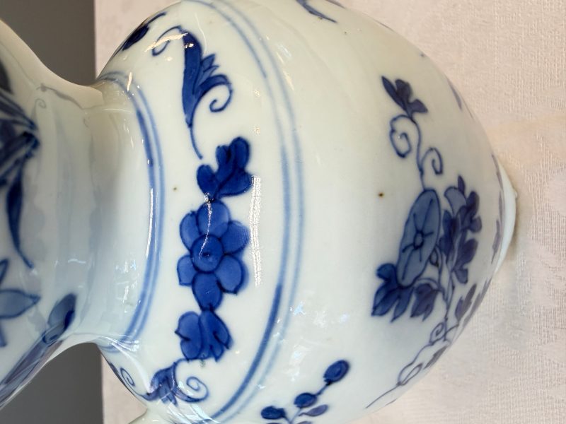 A Chinese blue and white double-handled vase with floral design - 图17