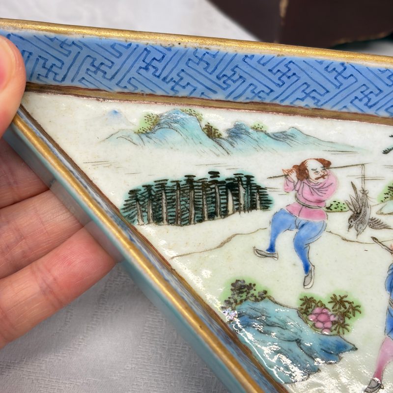 A Chinese famille rose 'Foreigners Hunting' six-piece sweetmeat set on a wooden tray - 图33