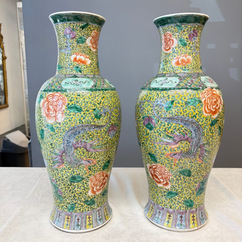 A pair of Chinese famille verte 'Phoenixes among Peonies' vases - 图8