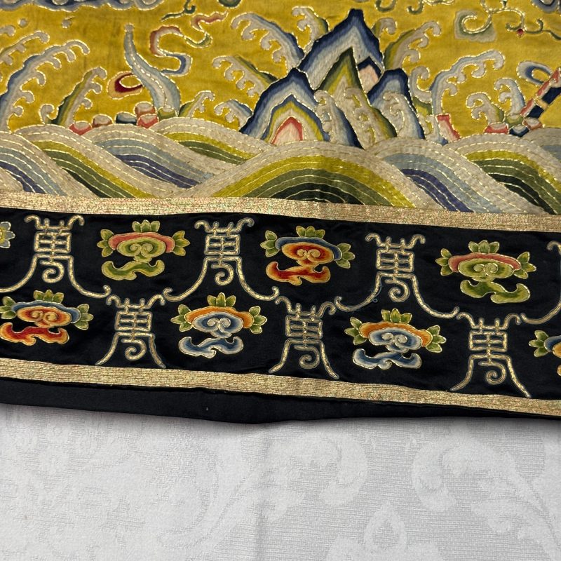 萬壽 | A Chinese yellow-ground silk and gold-thread embroidered 'Wan Shou 萬壽' panel - 图5