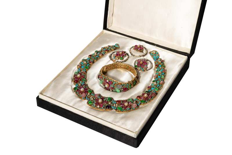 An exquisite parure consisting of a necklace, bracelet, ring and earrings with kingfisher feather inlay - 图3