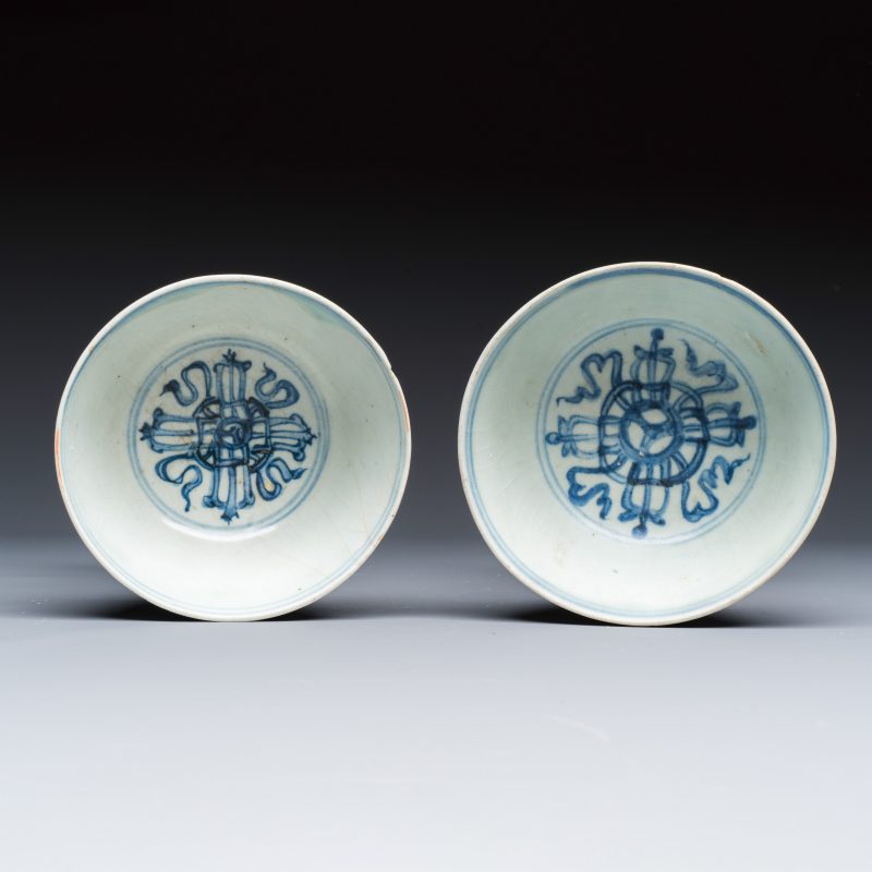 Two Chinese blue and white bowls, a plate, a celadon kendi and a vase - 图6