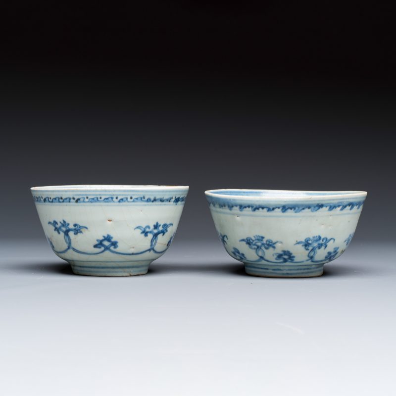 Two Chinese blue and white bowls, a plate, a celadon kendi and a vase - 图5