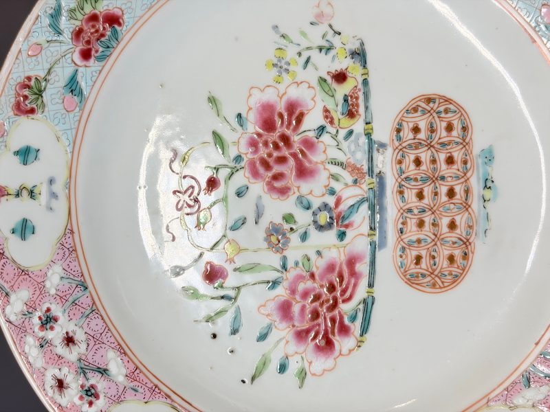 Two pairs of Chinese famille rose plates - 图28