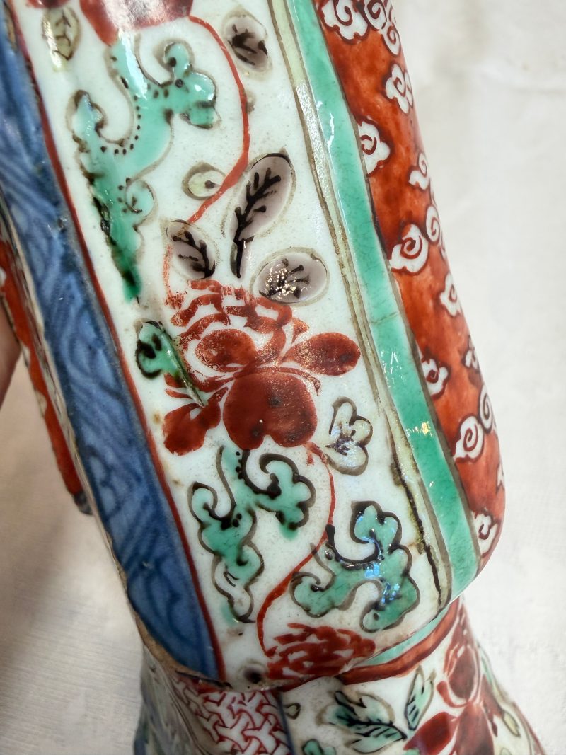 A rare Chinese wucai figure of a dignitary - 图27