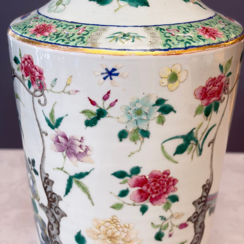 A pair of Chinese famille rose 'Court Lady in a Garden Setting' vases - 图40