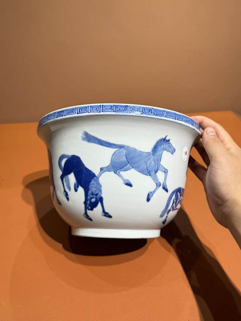 清晚期 青花骏马图花盆 - 图4