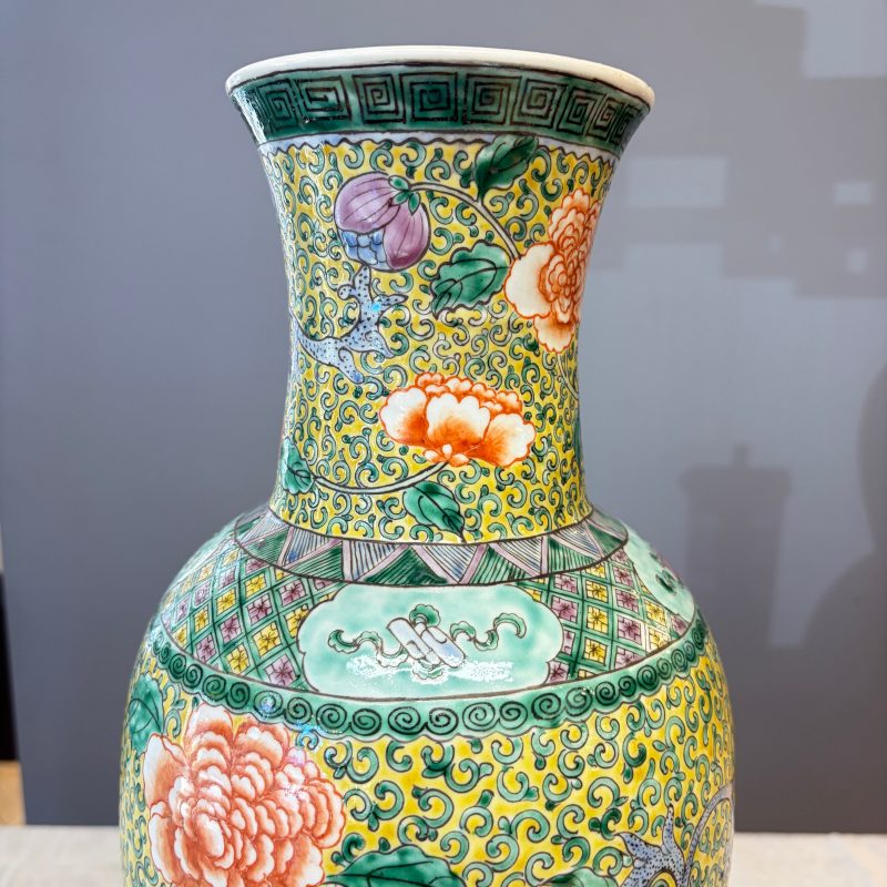A pair of Chinese famille verte 'Phoenixes among Peonies' vases - 图9