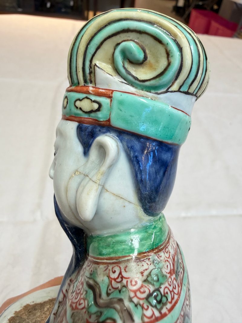 A rare Chinese wucai figure of a dignitary - 图28