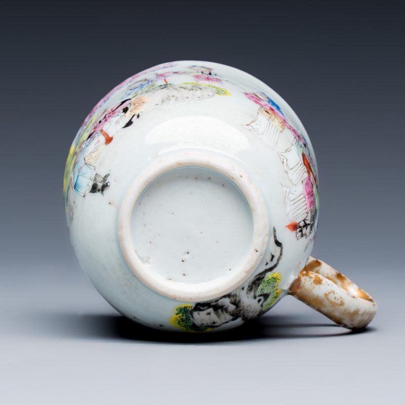 A fine Chinese famille rose cup and saucer with narrative design - 图8