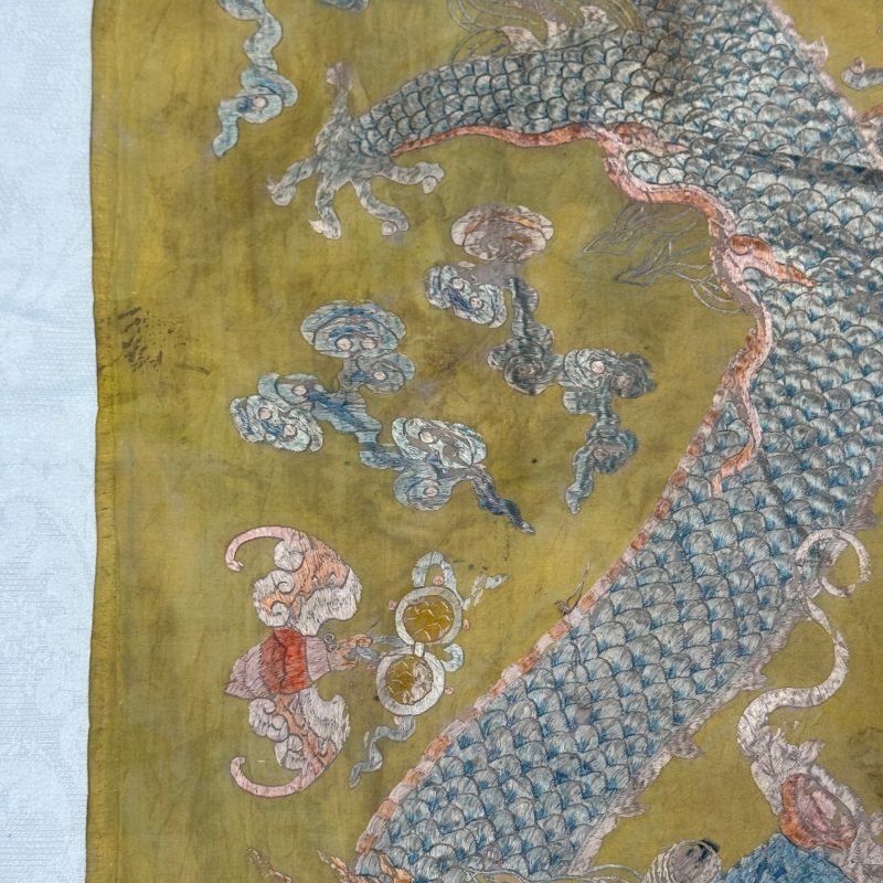 A pair of Chinese yellow-ground embroidered 'Dragons' and 'Phoenixes' panels - 图55