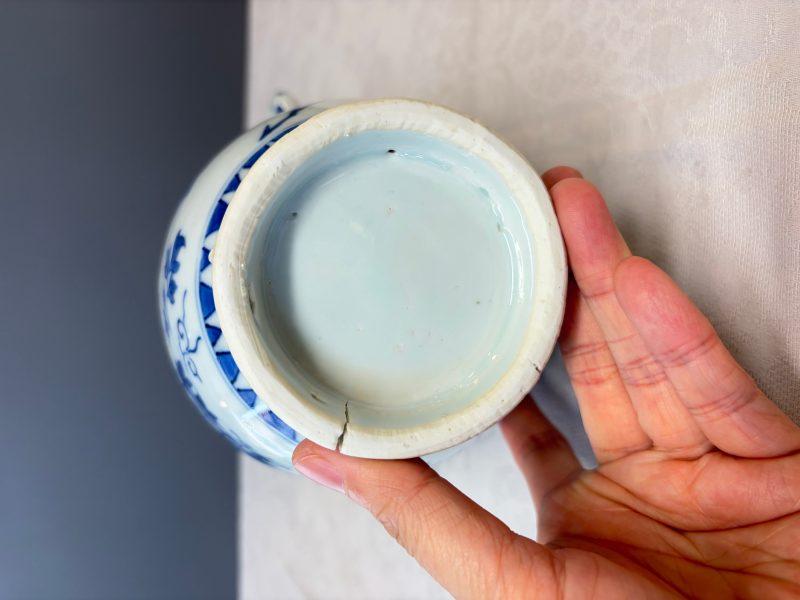 A Chinese blue and white double-handled vase with floral design - 图18