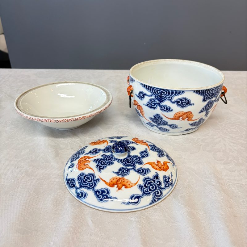 洪福齊天 | A pair of Chinese blue, white and iron-red 'Hong Fu Qi Tian 洪福齊天' warming bowls and covers - 图12