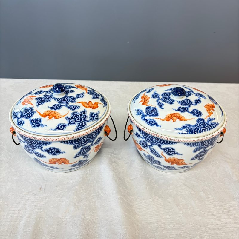 洪福齊天 | A pair of Chinese blue, white and iron-red 'Hong Fu Qi Tian 洪福齊天' warming bowls and covers - 图11