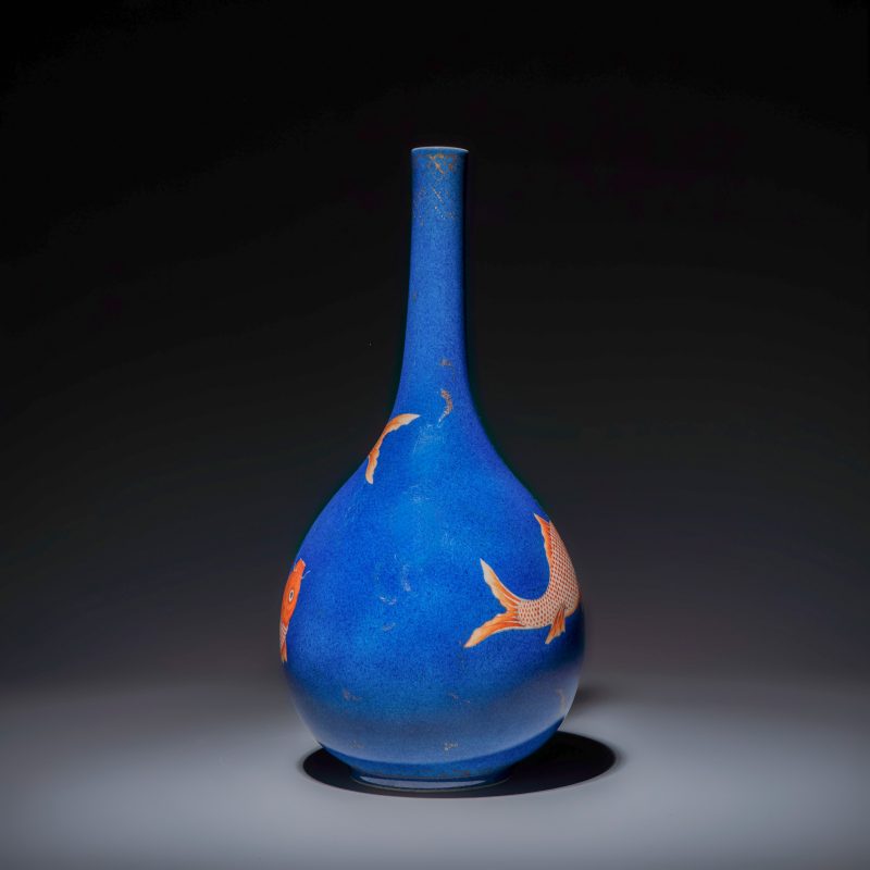 A Chinese gilt-heightened powder-blue-ground iron-red decorated 'Carps' vase - 图4