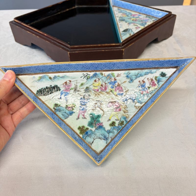 A Chinese famille rose 'Foreigners Hunting' six-piece sweetmeat set on a wooden tray - 图32