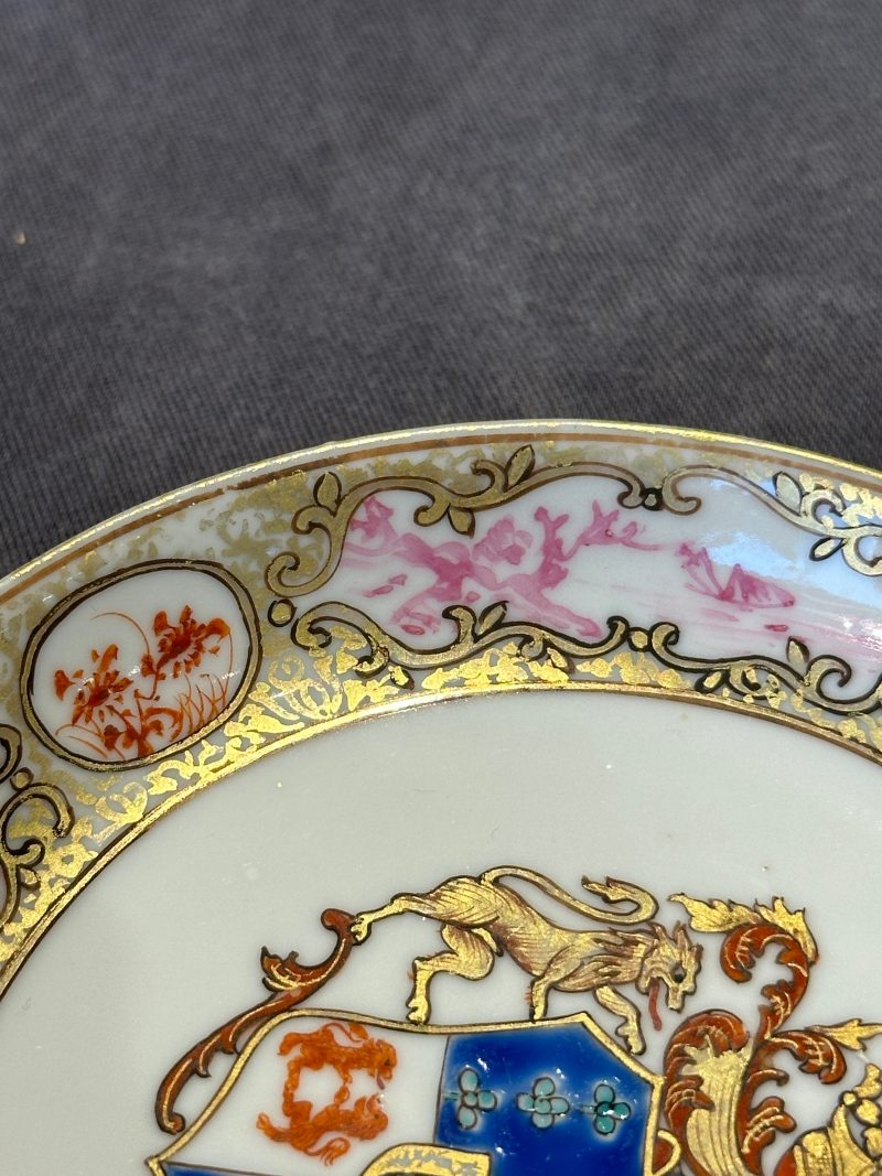 A pair of Chinese famille rose armorial saucers with the arms of Arendsma van Idsinga for the Dutch market - 图10
