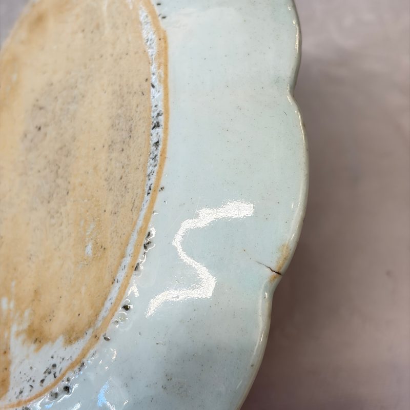 A pair of Chinese famille rose leaf-shaped saucers with figural design - 图27