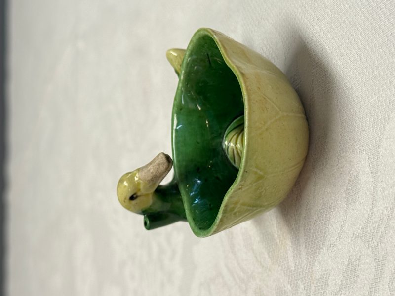 A pair of Chinese famille verte sancai biscuit duck-and-lotus-form water droppers on later wooden stands - 图28