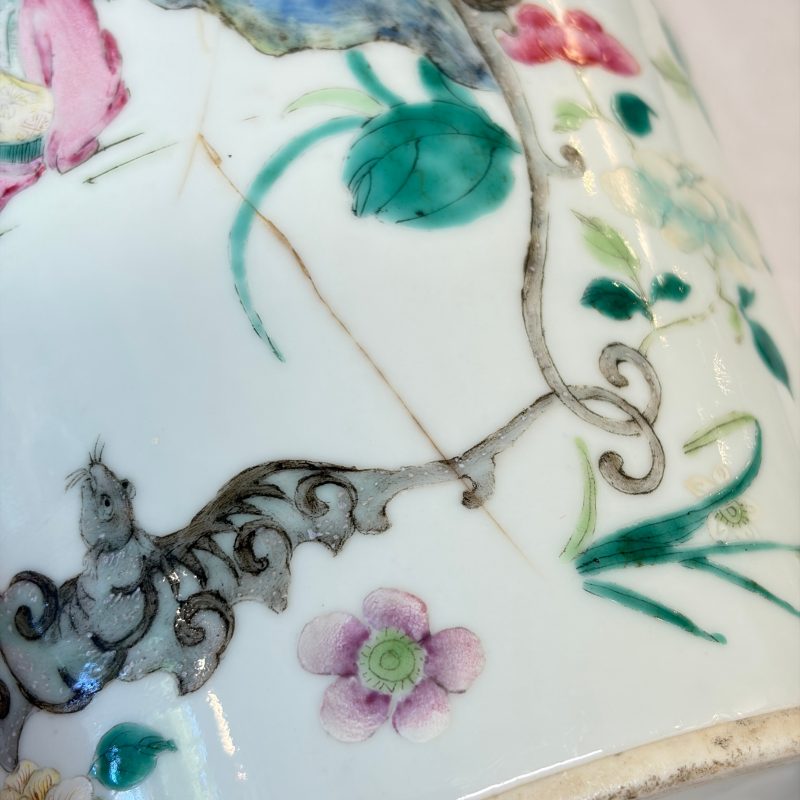 A pair of Chinese famille rose 'Court Lady in a Garden Setting' vases - 图43