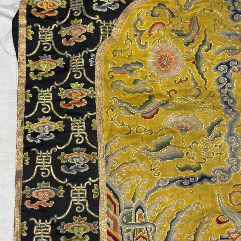 萬壽 | A Chinese yellow-ground silk and gold-thread embroidered 'Wan Shou 萬壽' panel - 图7