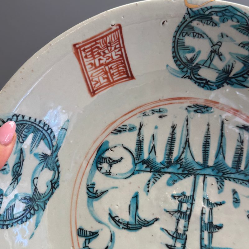 A Chinese Swatow turquoise-enamelled iron-red-decorated 'Split Pagoda' dish - 图6