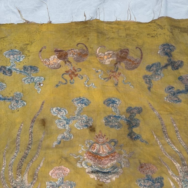 A pair of Chinese yellow-ground embroidered 'Dragons' and 'Phoenixes' panels - 图58